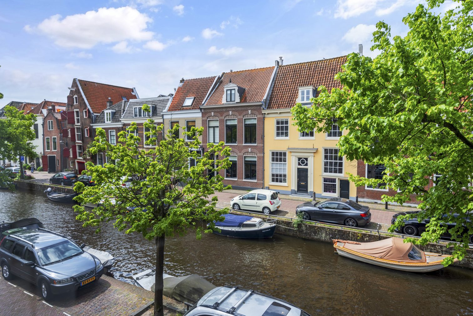 Grachtenpanden aan de Bakenessergracht in Haarlem
